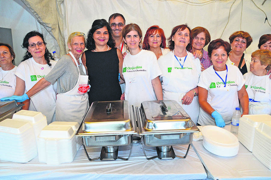 Photo of Aglaia Revelakis (dark dress) with food service volunteers.