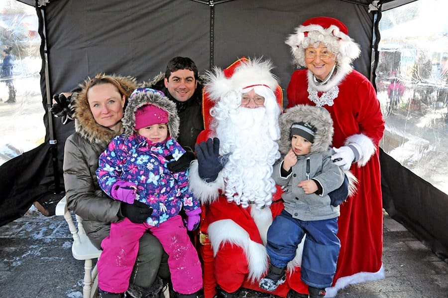 Santa welcomed in Sainte-Dorothée by kids and parents