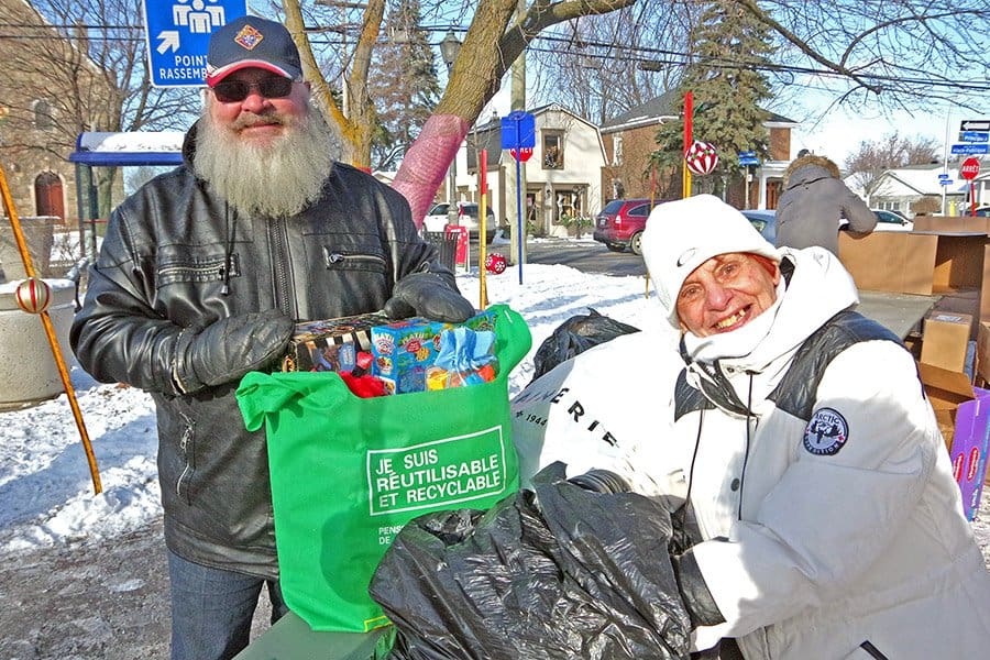 Santa welcomed in Sainte-Dorothée by kids and parents