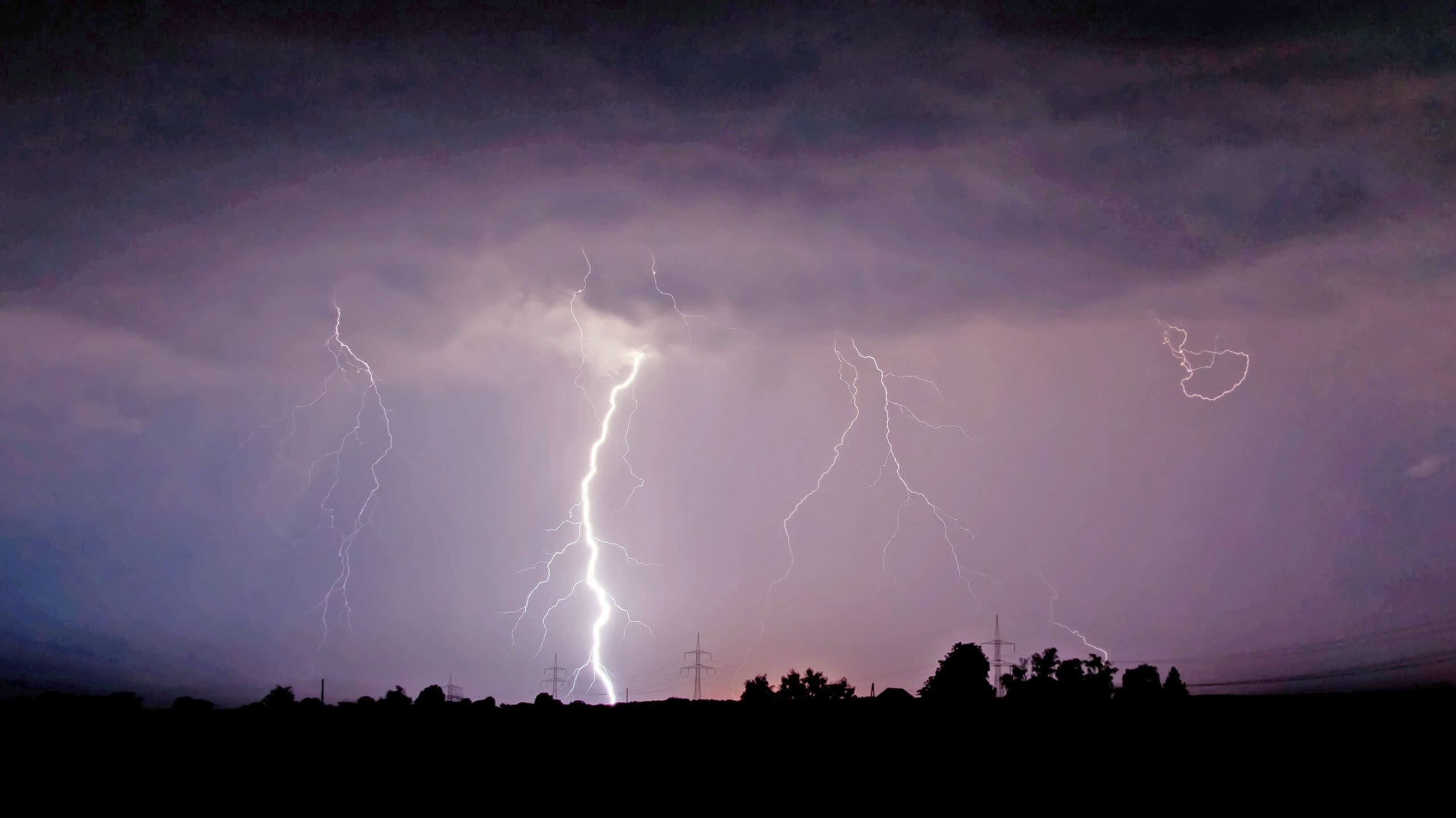 Thunder storms plunge nearly 560 Hydro customers in Laval into darkness