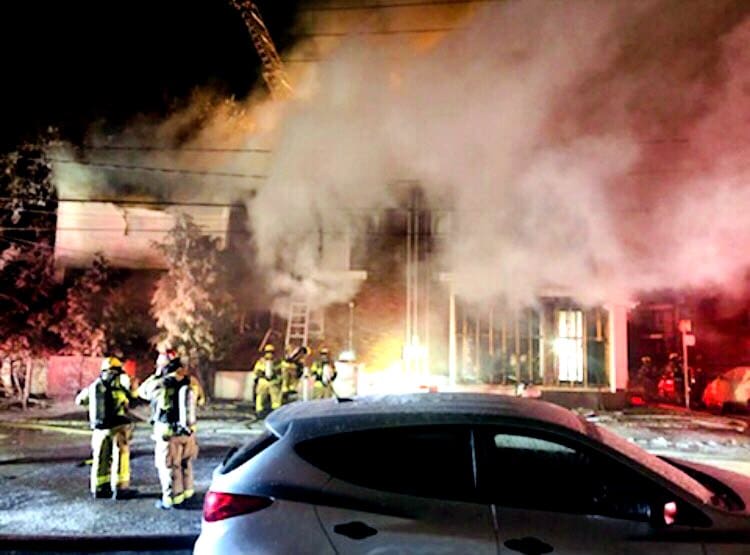 Laval firefighters battle blaze in Pont-Viau