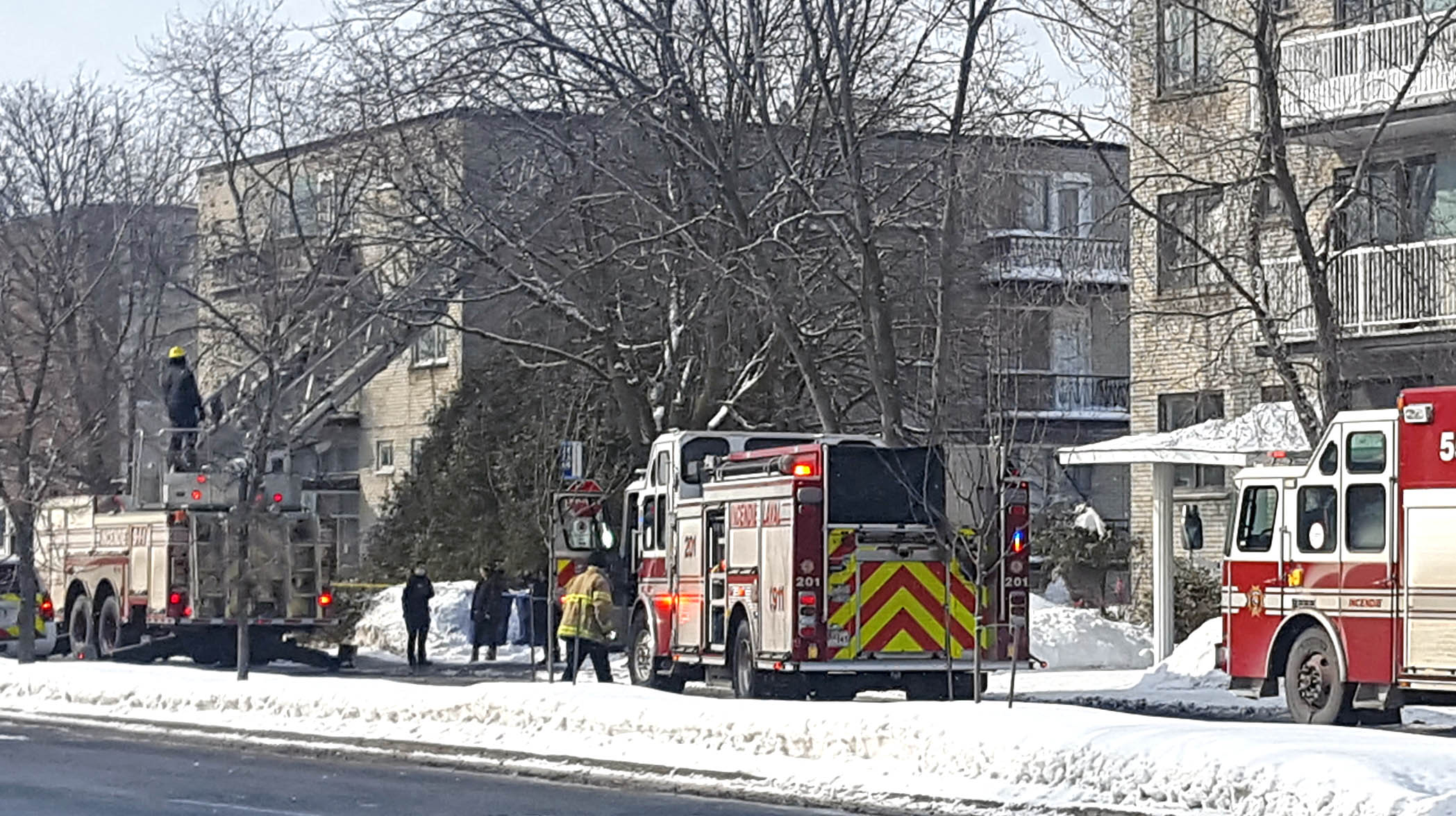 Tuesday afternoon apt. fire snarls traffic on Notre Dame Blvd. in Chomedey