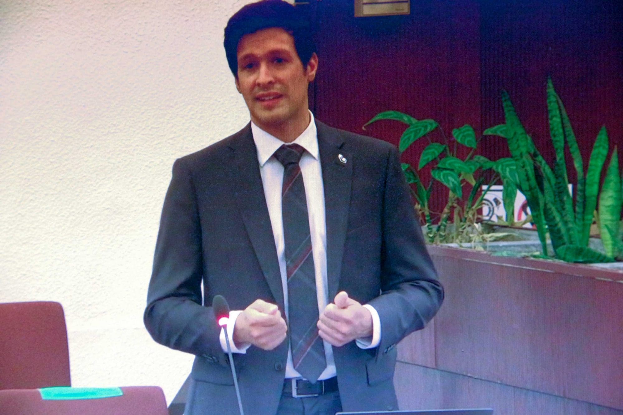 Opposition parties unanimously denounce city workers’ salary increases
