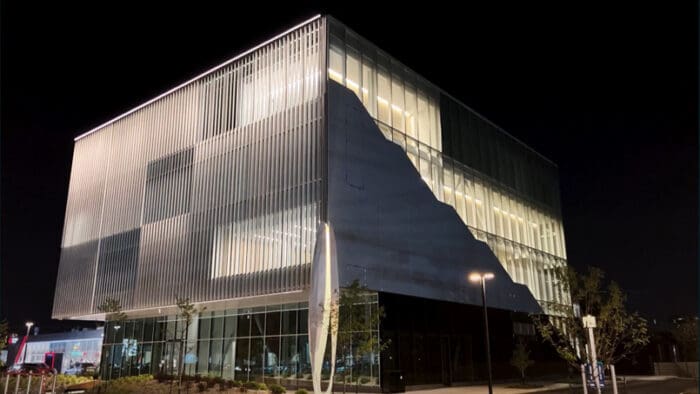 Faulty door at new Laval Police building becomes an issue